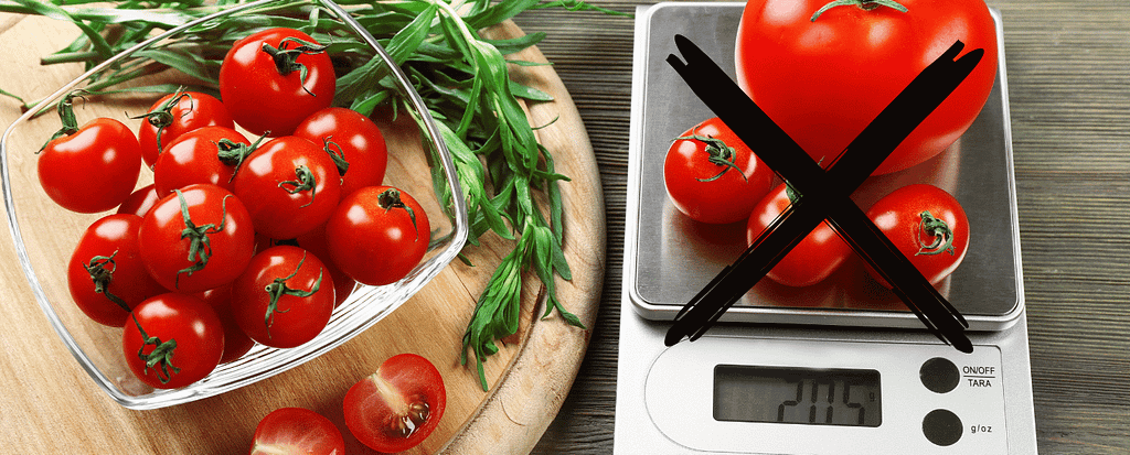A sinistra, su di un tagliere di legno alcuni pomodorini in una ciotola; a destra su di una bilancia, alcuni pomodori. Su questa seconda immagine una x a significare che non si deve pesare il cibo, ma sentire.