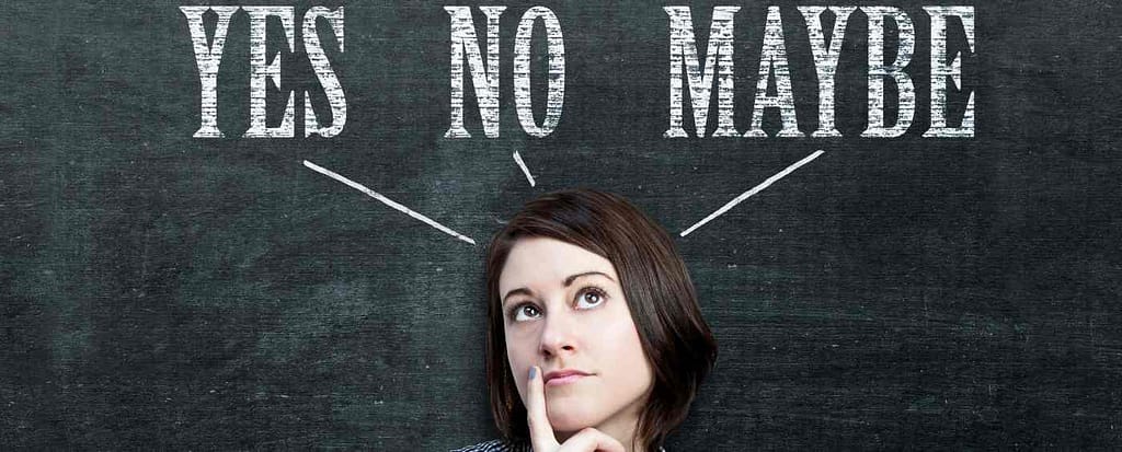 Imparare a decidere è un’abilità: una ragazza, con aria pensierosa ha nella testa tre diverse opzioni: si - no - forse tra le quali è indecisa. L'immagine introduce il paragrafo successivo sulle possibili strategie.