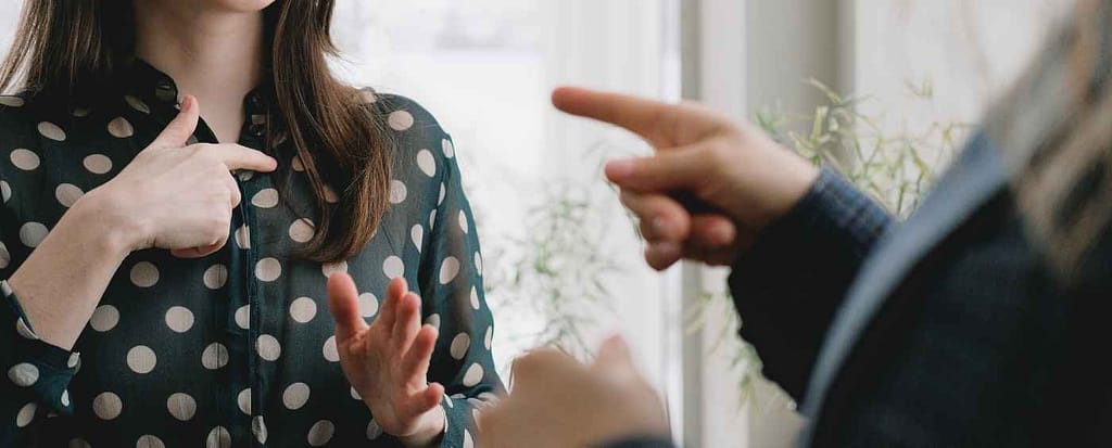 Nella foto ci sono due persone che stanno discutendo accusandosi vicendevolmente. Confliggere è quotidiano, imparare a negoziare è un'arte. La ragione è dei fessi.