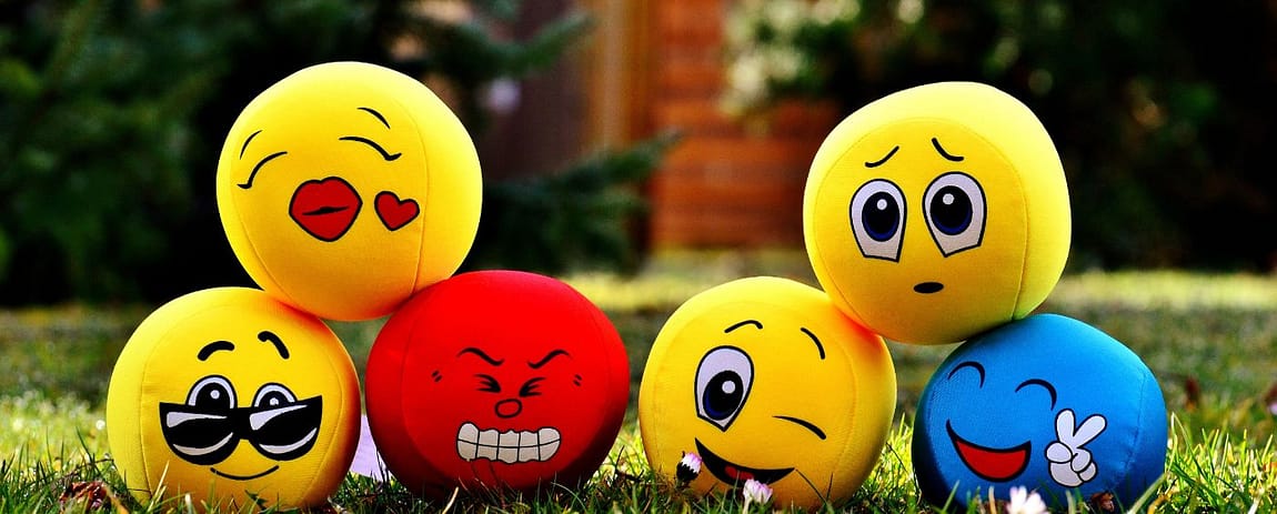 Una serie di faccine che rappresentano le diverse emozioni
