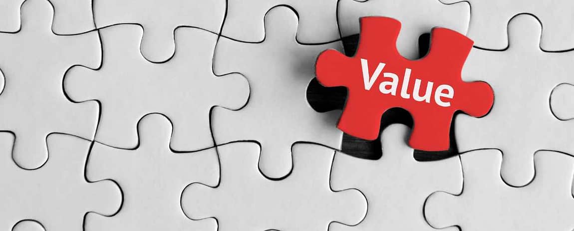 un puzzle con tutti i pensi bianchi ed uno che sporge rosso con la parola value