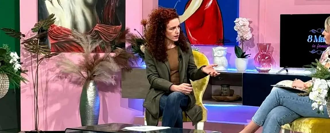 La psicologa Giulia Di Sipio con Jennifer Di Vincenzo all'interno degli studi di Rete 8 per il programma televisivo 8 Mattina in Famiglia