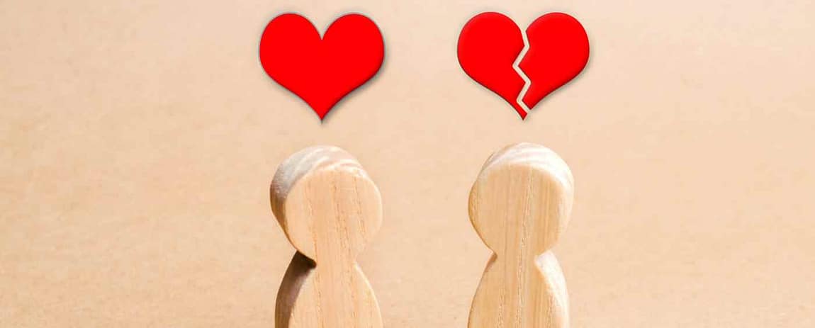 Due omini di legno con due cuori sopra: uno integro e uno spezzato, a simboleggiare quanto possa essere prezioso lavorare sul segreto delle relazioni consapevoli