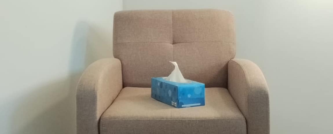 La poltrona dello studio della Dott.ssa Giulia Di Sipio con un pacchetto di fazzolettini.