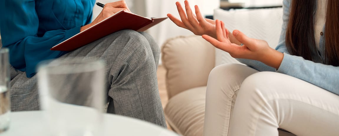 Seduta di psicoterapia strategica: dialogo tra psicologa e paziente durante un percorso di cambiamento e consapevolezza