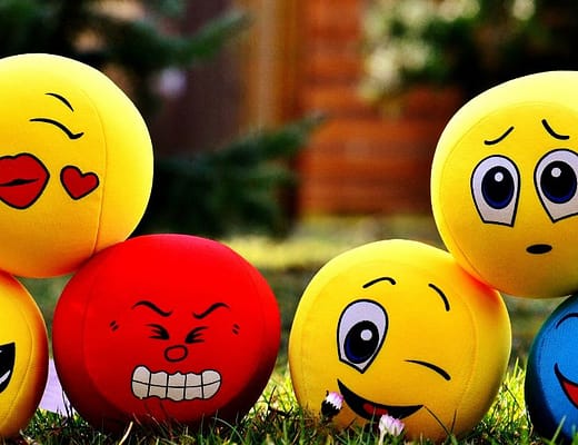 Una serie di faccine che rappresentano le diverse emozioni