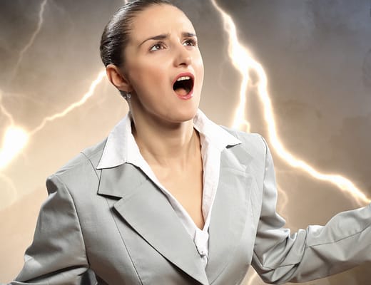 Gestire la rabbia: una donna in carriera molto arrabbiata urla. Intorno fulmini e saette.