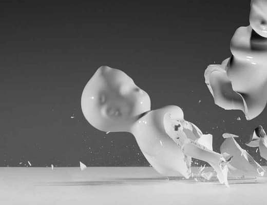 Due statuette di ceramica lucida che stanno "combattendo" ed entrambe si stanno rompendo