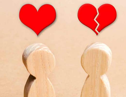 Due omini di legno con due cuori sopra: uno integro e uno spezzato, a simboleggiare quanto possa essere prezioso lavorare sul segreto delle relazioni consapevoli